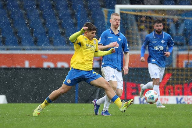 Braunschweig vs. Darmstadt, 2. BL Braunschweig, 14.02.2026, Fußball, Herren, 2. BL, Saison 2025 2026, Eintracht Braunschweig vs. SV Darmstadt 98: Jovan Mijatovic (Eintracht Braunschweig), Kai Klefisch (SV Darmstadt 98) (DFL DFB REGULATIONS PROHIBIT ANY USE OF PHOTOGRAPHS as IMAGE SEQUENCES and or QUASI-VIDEO) Stadion an der Hamburger Straße Niedersachsen Deutschland