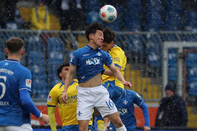 Braunschweig vs. Darmstadt, 2. BL Braunschweig, 14.02.2026, Fußball, Herren, 2. BL, Saison 2025 2026, Eintracht Braunschweig vs. SV Darmstadt 98: Hiroki Akiyama (SV Darmstadt 98), Max Marie (Eintracht Braunschweig) (DFL DFB REGULATIONS PROHIBIT ANY USE OF PHOTOGRAPHS as IMAGE SEQUENCES and or QUASI-VIDEO) Stadion an der Hamburger Straße Niedersachsen Deutschland