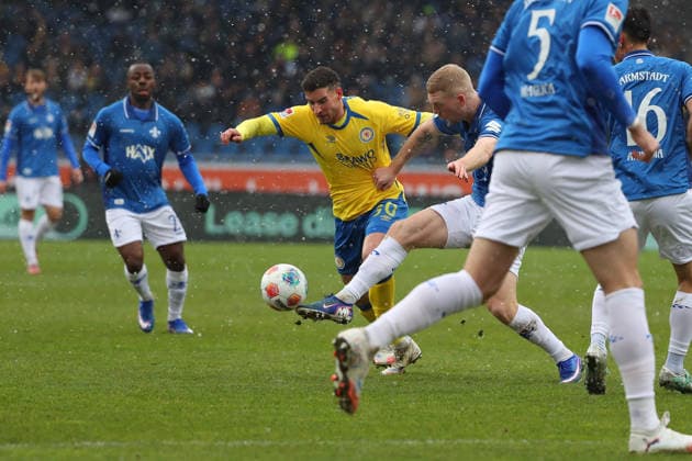 Braunschweig vs. Darmstadt, 2. BL Braunschweig, 14.02.2026, Fußball, Herren, 2. BL, Saison 2025 2026, Eintracht Braunschweig vs. SV Darmstadt 98: Robin Heußer (Eintracht Braunschweig), Kai Klefisch (SV Darmstadt 98) (DFL DFB REGULATIONS PROHIBIT ANY USE OF PHOTOGRAPHS as IMAGE SEQUENCES and or QUASI-VIDEO) Stadion an der Hamburger Straße Niedersachsen Deutschland