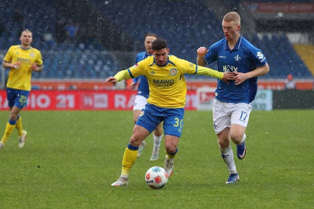 Braunschweig vs. Darmstadt, 2. BL Braunschweig, 14.02.2026, Fußball, Herren, 2. BL, Saison 2025 2026, Eintracht Braunschweig vs. SV Darmstadt 98: Robin Heußer (Eintracht Braunschweig), Kai Klefisch (SV Darmstadt 98) (DFL DFB REGULATIONS PROHIBIT ANY USE OF PHOTOGRAPHS as IMAGE SEQUENCES and or QUASI-VIDEO) Stadion an der Hamburger Straße Niedersachsen Deutschland