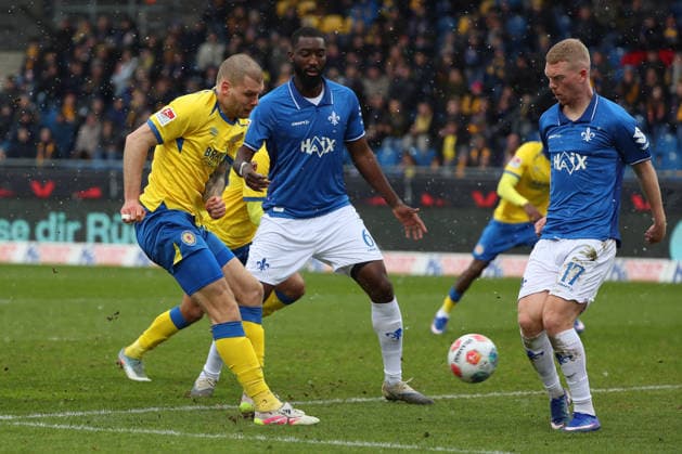 Braunschweig vs. Darmstadt, 2. BL Braunschweig, 14.02.2026, Fußball, Herren, 2. BL, Saison 2025 2026, Eintracht Braunschweig vs. SV Darmstadt 98: Kevin Ehlers (Eintracht Braunschweig), Patric Pfeiffer (SV Darmstadt 98), Kai Klefisch (SV Darmstadt 98) (DFL DFB REGULATIONS PROHIBIT ANY USE OF PHOTOGRAPHS as IMAGE SEQUENCES and or QUASI-VIDEO) Stadion an der Hamburger Straße Niedersachsen Deutschland