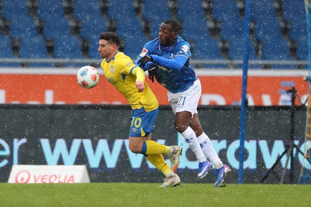 Braunschweig vs. Darmstadt, 2. BL Braunschweig, 14.02.2026, Fußball, Herren, 2. BL, Saison 2025 2026, Eintracht Braunschweig vs. SV Darmstadt 98: Robin Heußer (Eintracht Braunschweig), Marveille Papela (SV Darmstadt 98) (DFL DFB REGULATIONS PROHIBIT ANY USE OF PHOTOGRAPHS as IMAGE SEQUENCES and or QUASI-VIDEO) Stadion an der Hamburger Straße Niedersachsen Deutschland