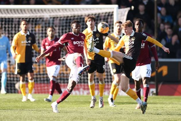 Mohamadou Kantà of West Ham United and JJ McKiernan of Burton Albion Burton Albion v West Ham United, Emirates FA Cup, Fourth Round, Football, Pirelli Stadium, Burton upon Trent, UK - 14 Feb 2026Burton upon Trent Pirelli Stadium United Kingdom EDITORIAL USE ONLY No use with unauthorised audio, video, data, fixture lists, club league logos or live services. Online in-match use limited to 120 images, no video emulation. No use in betting, games or single club league player publications. Copyright: xRyanxBrowne Shutterstockx 16608141ak