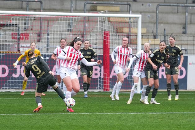 Google Pixel Frauen-Bundesliga: SC Freiburg vs. 1. FC Union Berlin, 14.02.2026 Zweikampf zwischen Sophie Weidauer (1. FC Union Berlin, 9) und Svenja Fölmli (SC Freiburg, 9) Google Pixel Frauen-Bundesliga: SC Freiburg vs. 1. FC Union Berlin, Dreisamstadion, 14.02.2026 DFB DFL REGULATIONS PROHIBIT ANY USE OF PHOTOGRAPHS AS IMAGE SEQUENCES AND OR QUASI-VIDEO. Copyright: xBEAUTIFULxSPORTS Boscox