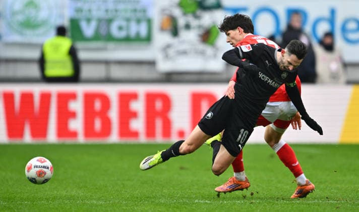 14.02.2026 - Fussball - Saison 2025 2026 - 2. Fussball - Bundesliga - 22. Spieltag: 1. FC Kaiserslautern FCK ( Rote Teufel ) - SpVgg Greuther Fürth SGF ( Kleeblatt ) - Sportfoto Zink - xwoxzix - DFL regulations prohibit any use of photographs as image sequences and or quasi-video - only for editorial use - Branimir Hrgota (10, SpVgg Greuther Fürth ) Leon Robinson (37, 1. FC Kaiserslautern FCK )