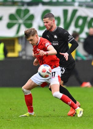 14.02.2026 - Fussball - Saison 2025 2026 - 2. Fussball - Bundesliga - 22. Spieltag: 1. FC Kaiserslautern FCK ( Rote Teufel ) - SpVgg Greuther Fürth SGF ( Kleeblatt ) - Sportfoto Zink - xwoxzix - DFL regulations prohibit any use of photographs as image sequences and or quasi-video - only for editorial use - Normn Bassette (17, 1. FC Kaiserslautern FCK ) Jan Elvedi (15, SpVgg Greuther Fürth )