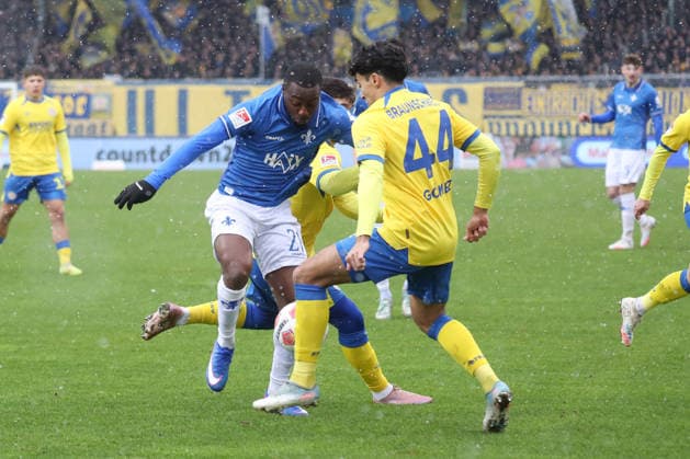 14.02.2026, xgox, Fussball 2.Bundesliga, Eintracht Braunschweig - SV Darmstadt 98 emspor, v.l. Merveille Papela (Darmstadt, 21), Johan Gomez (Braunschweig, 44) Zweikampf, Duell, Kampf, tackle (DFL DFB REGULATIONS PROHIBIT ANY USE OF PHOTOGRAPHS as IMAGE SEQUENCES and or QUASI-VIDEO) Braunschweig