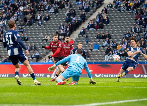 Fussball, Herren, Saison 2025 2026, 2. Bundesliga (22. Spieltag), Hertha BSC - Hannover 96, Benjamin Källman (Hannover) erzielt das Tor zum 0:2 gegen Torhüter Tjark Ernst (Hertha BSC), Julian Eitschberger (Hertha BSC) und Linus Gechter (Hertha BSC), 14.02. 2026,