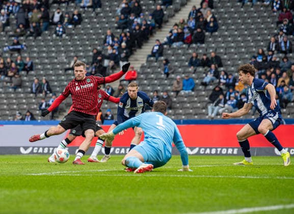 Fussball, Herren, Saison 2025 2026, 2. Bundesliga (22. Spieltag), Hertha BSC - Hannover 96, Benjamin Källman (Hannover) erzielt das Tor zum 0:2 gegen Torhüter Tjark Ernst (Hertha BSC), Julian Eitschberger (Hertha BSC) und Linus Gechter (Hertha BSC), 14.02. 2026,