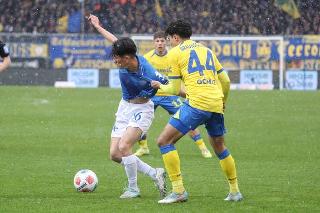 14.02.2026, xgox, Fussball 2.Bundesliga, Eintracht Braunschweig - SV Darmstadt 98 emspor, v.l. Hiroki Akiyama (Darmstadt, 16), Johan Gomez (Braunschweig, 44) Zweikampf, Duell, Kampf, tackle (DFL DFB REGULATIONS PROHIBIT ANY USE OF PHOTOGRAPHS as IMAGE SEQUENCES and or QUASI-VIDEO) Braunschweig