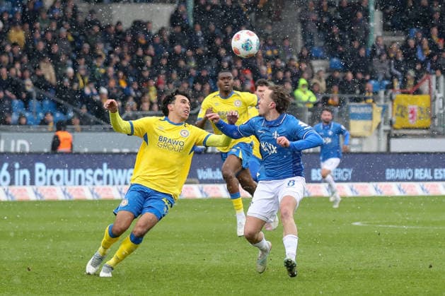 14.02.2026, xgox, Fussball 2.Bundesliga, Eintracht Braunschweig - SV Darmstadt 98 emspor, v.l. Johan Gomez (Braunschweig, 44), Luca Marseiler (Darmstadt, 8) Zweikampf, Duell, Kampf, tackle (DFL DFB REGULATIONS PROHIBIT ANY USE OF PHOTOGRAPHS as IMAGE SEQUENCES and or QUASI-VIDEO) Braunschweig