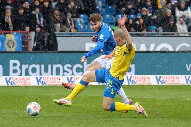 14.02.2026, xgox, Fussball 2.Bundesliga, Eintracht Braunschweig - SV Darmstadt 98 emspor, v.l. Kilian Corredor (Darmstadt, 34), Kevin Ehlers (Braunschweig, 21) Zweikampf, Duell, Kampf, tackle (DFL DFB REGULATIONS PROHIBIT ANY USE OF PHOTOGRAPHS as IMAGE SEQUENCES and or QUASI-VIDEO) Braunschweig