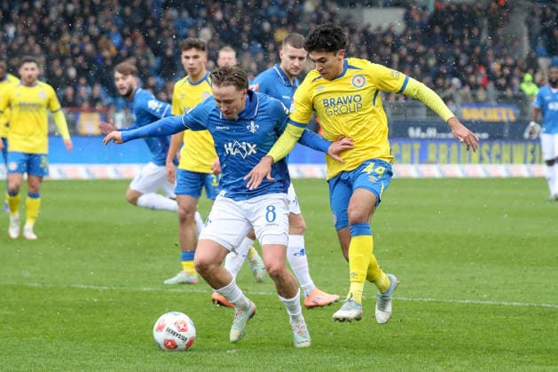 14.02.2026, xgox, Fussball 2.Bundesliga, Eintracht Braunschweig - SV Darmstadt 98 emspor, v.l. Luca Marseiler (Darmstadt, 8), Johan Gomez (Braunschweig, 44) Zweikampf, Duell, Kampf, tackle (DFL DFB REGULATIONS PROHIBIT ANY USE OF PHOTOGRAPHS as IMAGE SEQUENCES and or QUASI-VIDEO) Braunschweig