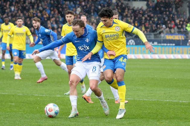14.02.2026, xgox, Fussball 2.Bundesliga, Eintracht Braunschweig - SV Darmstadt 98 emspor, v.l. Luca Marseiler (Darmstadt, 8), Johan Gomez (Braunschweig, 44) Zweikampf, Duell, Kampf, tackle (DFL DFB REGULATIONS PROHIBIT ANY USE OF PHOTOGRAPHS as IMAGE SEQUENCES and or QUASI-VIDEO) Braunschweig