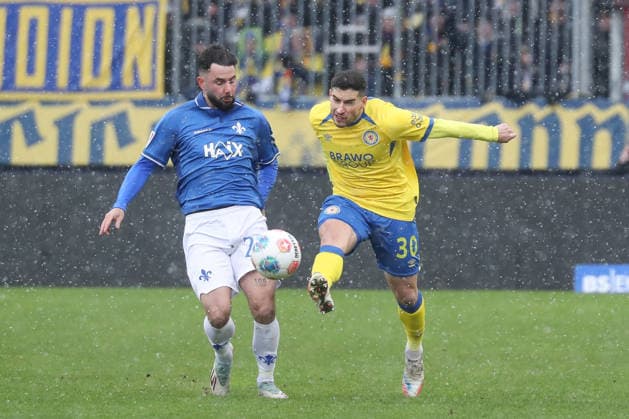 14.02.2026, xgox, Fussball 2.Bundesliga, Eintracht Braunschweig - SV Darmstadt 98 emspor, v.l. Marco Richter (Darmstadt, 23), Robin Heusser (Heußer, Braunschweig, 30) Zweikampf, Duell, Kampf, tackle (DFL DFB REGULATIONS PROHIBIT ANY USE OF PHOTOGRAPHS as IMAGE SEQUENCES and or QUASI-VIDEO) Braunschweig