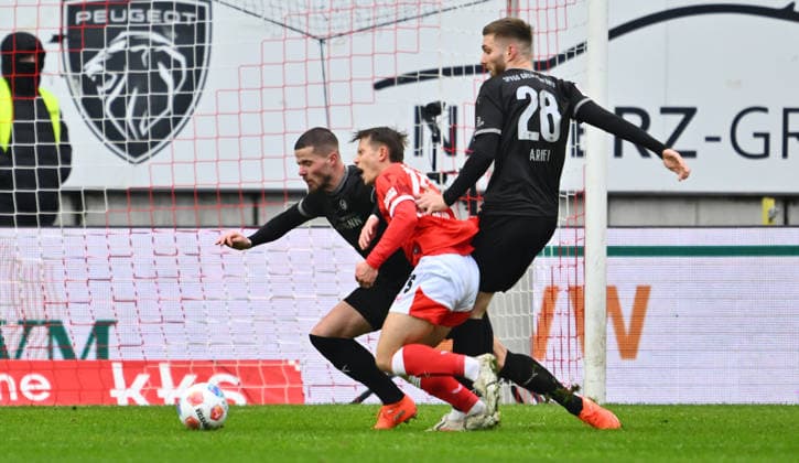 14.02.2026 - Fussball - Saison 2025 2026 - 2. Fussball - Bundesliga - 22. Spieltag: 1. FC Kaiserslautern FCK ( Rote Teufel ) - SpVgg Greuther Fürth SGF ( Kleeblatt ) - Sportfoto Zink - xwoxzix - DFL regulations prohibit any use of photographs as image sequences and or quasi-video - only for editorial use - Naatan Skyttä (15, 1. FC Kaiserslautern FCK ) Jan Elvedi (15, SpVgg Greuther Fürth ) Doni Edon Arifi (28, SpVgg Greuther Fürth )