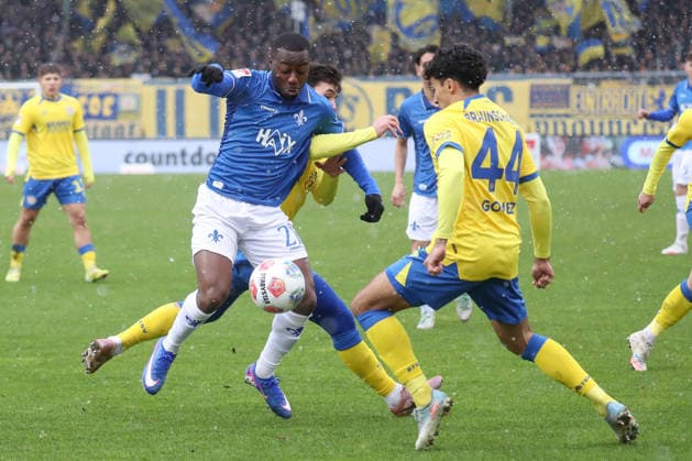 14.02.2026, xgox, Fussball 2.Bundesliga, Eintracht Braunschweig - SV Darmstadt 98 emspor, v.l. Merveille Papela (Darmstadt, 21), Johan Gomez (Braunschweig, 44) Zweikampf, Duell, Kampf, tackle (DFL DFB REGULATIONS PROHIBIT ANY USE OF PHOTOGRAPHS as IMAGE SEQUENCES and or QUASI-VIDEO) Braunschweig