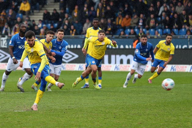 Braunschweig vs. Darmstadt, 2. BL Braunschweig, 14.02.2026, Fußball, Herren, 2. BL, Saison 2025 2026, Eintracht Braunschweig vs. SV Darmstadt 98: Mehmet Can Aydin (Eintracht Braunschweig) trifft nach Elfmeter zum 1:0 (DFL DFB REGULATIONS PROHIBIT ANY USE OF PHOTOGRAPHS as IMAGE SEQUENCES and or QUASI-VIDEO) Stadion an der Hamburger Straße Niedersachsen Deutschland