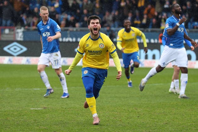 Braunschweig vs. Darmstadt, 2. BL Braunschweig, 14.02.2026, Fußball, Herren, 2. BL, Saison 2025 2026, Eintracht Braunschweig vs. SV Darmstadt 98: Mehmet Can Aydin (Eintracht Braunschweig) jubelt mit Mannschaftskollegen nach seinem Elfmetertor zum 1:0 (DFL DFB REGULATIONS PROHIBIT ANY USE OF PHOTOGRAPHS as IMAGE SEQUENCES and or QUASI-VIDEO) Stadion an der Hamburger Straße Niedersachsen Deutschland