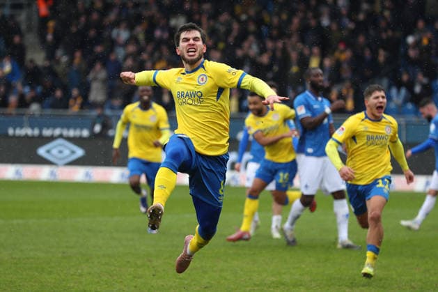 Braunschweig vs. Darmstadt, 2. BL Braunschweig, 14.02.2026, Fußball, Herren, 2. BL, Saison 2025 2026, Eintracht Braunschweig vs. SV Darmstadt 98: Mehmet Can Aydin (Eintracht Braunschweig) jubelt mit Mannschaftskollegen nach seinem Elfmetertor zum 1:0 (DFL DFB REGULATIONS PROHIBIT ANY USE OF PHOTOGRAPHS as IMAGE SEQUENCES and or QUASI-VIDEO) Stadion an der Hamburger Straße Niedersachsen Deutschland