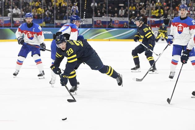 MILANO, ITALIEN 20260214 Sveriges Pontus Holmberg (29) under ishockeymatchen i grupp B mellan Sverige och Slovakien i Santagiulia Arena under OS i Milano. *** Bilden ingar i SPORTPAKET. För övriga BETALBILD *** MILANO ITALIEN x10070x *** MILANO, ITALY 20260214 Swedens Pontus Holmberg 29 during the ice hockey match in Group B between Sweden and Slovakia in Santagiulia Arena during the Milan Olympics Picture in SPORTPAKET For others PAYPICTURE MILANO ITALY x10070x  Copyright: xJessicaxGow TTx OS 2026 ISHOCKEY SVERIGE-SLOVAKIEN