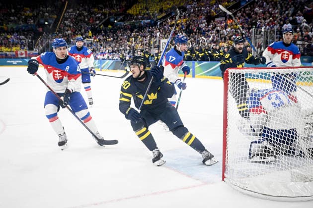 MILAN, ITALY 20260214 Sweden s Elias Pettersson (40) scores 3-2 during the Ice hockey, Eishockey match in Group B between Sweden and Slovakia at Santagiulia Arena during the Olympic Games, Olympische Spiele, Olympia, OS in Milan. *** The image is included in the SPORTS PACKAGE. For others PAID IMAGE *** MILANO ITALY x10070x *** MILAN, ITALY 20260214 Sweden s Elias Pettersson 40 scores 3 2 during the ice hockey match in Group B between Sweden and Slovakia at Santagiulia Arena during the Olympic Games in Milan The image is included in the SPORTS PACKAGE For others PAID IMAGE MILANO ITALY x10070x  Copyright: xJessicaxGow TTx 2026 OLYMPICS ICE HOCKEY SWEDEN-SLOVAKIA