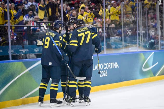 MILANO, ITALIEN 20260214 Jubel efter att Sveriges Elias Pettersson (40) gjort 3-2 under ishockeymatchen i grupp B mellan Sverige och Slovakien i Santagiulia Arena under OS i Milano. *** Bilden ingar i SPORTPAKET. För övriga BETALBILD *** MILANO ITALIEN x10070x *** MILANO, ITALY 20260214 Cheering after Swedens Elias Pettersson 40 scored 3 2 during the ice hockey match in Group B between Sweden and Slovakia in Santagiulia Arena during the Milan Olympics Picture in SPORTPAKET For others PAYPICTURE MILANO ITALY x10070x  Copyright: xJessicaxGow TTx OS 2026 ISHOCKEY SVERIGE-SLOVAKIEN