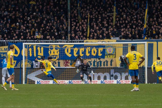 Deutschland, Fussball, 2. Bundesliga, Eintracht Braunschweig - SV Darmstadt am 14.02. in Braunschweig (Eintracht-Stadion): Elfmeter Tor Torjubel 1:0 Mehmet Aydin (Eintracht Braunschweig 8)