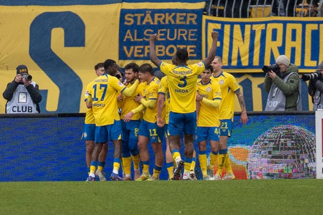 Deutschland, Fussball, 2. Bundesliga, Eintracht Braunschweig - SV Darmstadt am 14.02. in Braunschweig (Eintracht-Stadion): Elfmeter Tor Torjubel 1:0 Mehmet Aydin (Eintracht Braunschweig 8)