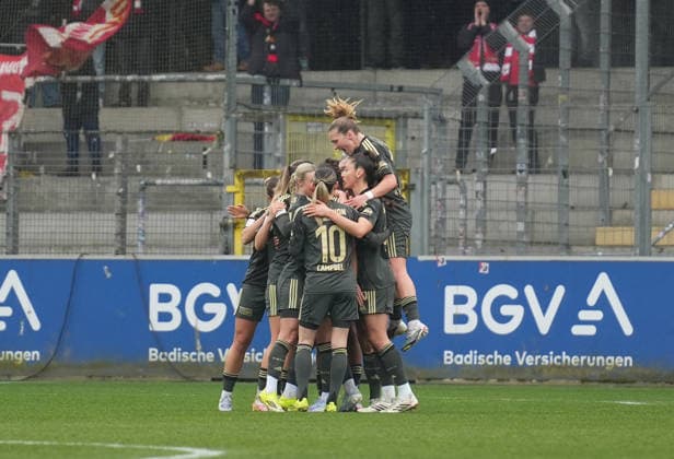 Deutschland, Freiburg im Breisgau, Google Pixel Frauen-Bundesliga 2025 26 - SC Freiburg vs. 1. FC Union Berlin, Eileen Campbell (1. FC Union Berlin), Judith Steinert (1. FC Union Berlin), Dina Orschmann (1. FC Union Berlin), Amber Tysiak (1. FC Union Berlin) beim Torjubel. Copyright: xMirjamxGeigerx