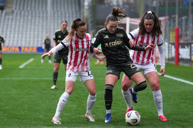 Google Pixel Frauen-Bundesliga: SC Freiburg vs. 1. FC Union Berlin, 14.02.2026 Zweikampf zwischen Lisa Kolb (SC Freiburg, 22) und Ida Heikkinen (1. FC Union Berlin, 25) und Svenja Fölmli (SC Freiburg, 9) Google Pixel Frauen-Bundesliga: SC Freiburg vs. 1. FC Union Berlin, Dreisamstadion, 14.02.2026 DFB DFL REGULATIONS PROHIBIT ANY USE OF PHOTOGRAPHS AS IMAGE SEQUENCES AND OR QUASI-VIDEO. Copyright: xBEAUTIFULxSPORTS Boscox