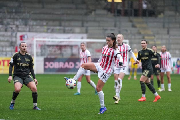 Google Pixel Frauen-Bundesliga: SC Freiburg vs. 1. FC Union Berlin, 14.02.2026 Leela Egli (SC Freiburg, 20) mit einer Ballannahme Google Pixel Frauen-Bundesliga: SC Freiburg vs. 1. FC Union Berlin, Dreisamstadion, 14.02.2026 DFB DFL REGULATIONS PROHIBIT ANY USE OF PHOTOGRAPHS AS IMAGE SEQUENCES AND OR QUASI-VIDEO. Copyright: xBEAUTIFULxSPORTS Boscox