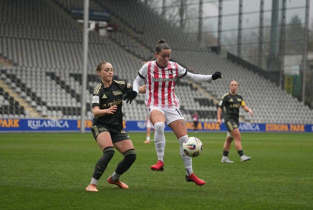 Deutschland, Freiburg im Breisgau, Google Pixel Frauen-Bundesliga 2025 26 - SC Freiburg vs. 1. FC Union Berlin, Selina Vobian (SC Freiburg, 10) im Zweikampf mit Lia Kamber (1. FC Union Berlin) Copyright: xMirjamxGeigerx