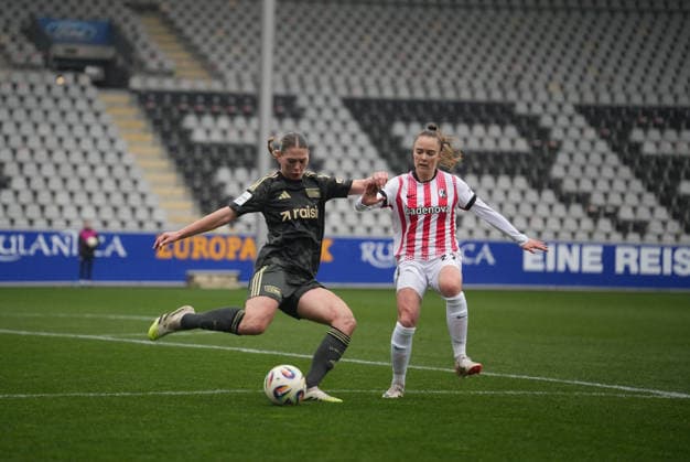 Deutschland, Freiburg im Breisgau, Google Pixel Frauen-Bundesliga 2025 26 - SC Freiburg vs. 1. FC Union Berlin, Samantha Steuerwald (1. FC Union Berlin) im Zweikampf mit Lisa Kolb (SC Freiburg, 22) Copyright: xMirjamxGeigerx