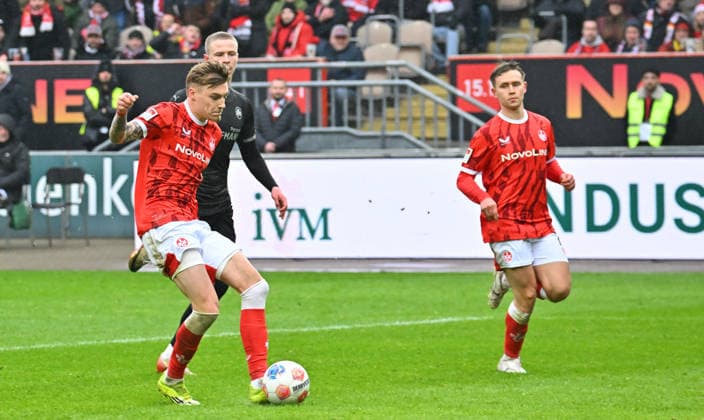 14.02.2026 - Fussball - Saison 2025 2026 - 2. Fussball - Bundesliga - 22. Spieltag: 1. FC Kaiserslautern FCK ( Rote Teufel ) - SpVgg Greuther Fürth SGF ( Kleeblatt ) - Sportfoto Zink MeZi - xmexzix - DFL regulations prohibit any use of photographs as image sequences and or quasi-video - only for editorial use - Normn Bassette (17, 1. FC Kaiserslautern FCK ) vergibt Torchance