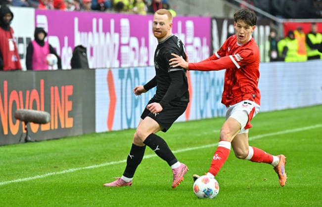 14.02.2026 - Fussball - Saison 2025 2026 - 2. Fussball - Bundesliga - 22. Spieltag: 1. FC Kaiserslautern FCK ( Rote Teufel ) - SpVgg Greuther Fürth SGF ( Kleeblatt ) - Sportfoto Zink MeZi - xmexzix - DFL regulations prohibit any use of photographs as image sequences and or quasi-video - only for editorial use - Paul Will (13, SpVgg Greuther Fürth ) Leon Robinson (37, 1. FC Kaiserslautern FCK, rechts )