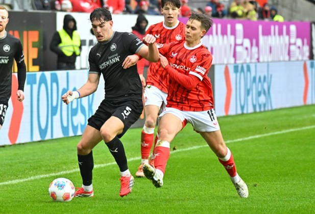 14.02.2026 - Fussball - Saison 2025 2026 - 2. Fussball - Bundesliga - 22. Spieltag: 1. FC Kaiserslautern FCK ( Rote Teufel ) - SpVgg Greuther Fürth SGF ( Kleeblatt ) - Sportfoto Zink MeZi - xmexzix - DFL regulations prohibit any use of photographs as image sequences and or quasi-video - only for editorial use - Reno Münz Muenz (5, SpVgg Greuther Fürth ) Naatan Skyttä (15, 1. FC Kaiserslautern FCK, rechts )
