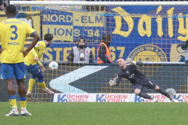 14.02.2026, xgox, Fussball 2.Bundesliga, Eintracht Braunschweig - SV Darmstadt 98 emspor, v.l. Tor zum 1:0 per Elfmeter durch Mehmet Aydin (Braunschweig, 8) (DFL DFB REGULATIONS PROHIBIT ANY USE OF PHOTOGRAPHS as IMAGE SEQUENCES and or QUASI-VIDEO) Braunschweig
