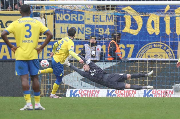 14.02.2026, xgox, Fussball 2.Bundesliga, Eintracht Braunschweig - SV Darmstadt 98 emspor, v.l. Tor zum 1:0 per Elfmeter durch Mehmet Aydin (Braunschweig, 8) (DFL DFB REGULATIONS PROHIBIT ANY USE OF PHOTOGRAPHS as IMAGE SEQUENCES and or QUASI-VIDEO) Braunschweig