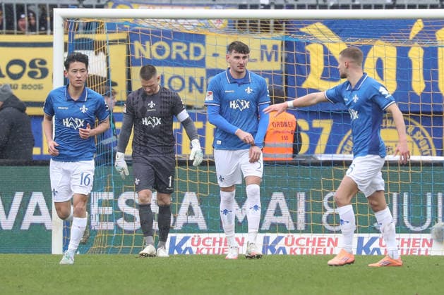 14.02.2026, xgox, Fussball 2.Bundesliga, Eintracht Braunschweig - SV Darmstadt 98 emspor, v.l. Hiroki Akiyama (Darmstadt, 16), Marcel Schuhen (Darmstadt, 1), Matej Maglica (Darmstadt, 5) enttaeuscht, schaut enttaeuscht, niedergeschlagen, disappointed (DFL DFB REGULATIONS PROHIBIT ANY USE OF PHOTOGRAPHS as IMAGE SEQUENCES and or QUASI-VIDEO) Braunschweig