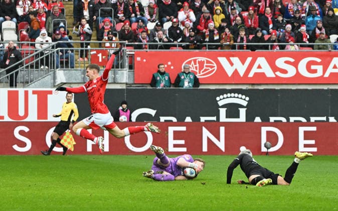 Fussball - 2. Bundesliga - Saison 2025 26 1. FC Kaiserslautern 14.02.2026 Fritz-Walter-Stadion 1. FC Kaiserslautern (fck) - SpVgg Greuther Fürth (fue) Atanas CHERNEV (1. FC Kaiserslautern), li, Torwart Silas PRUEFROCK (SpVgg Fürth), mi, Ingi Brynjar BJARNASON (SpVgg Fürth) 1. FC Kaiserslautern