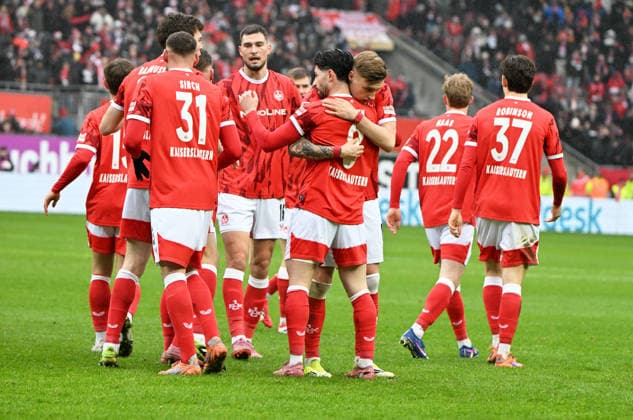 Fussball - 2. Bundesliga - Saison 2025 26 1. FC Kaiserslautern 14.02.2026 Fritz-Walter-Stadion 1. FC Kaiserslautern (fck) - SpVgg Greuther Fürth (fue) Semih SAHIN (1. FC Kaiserslautern), mi, erzielte das 1:0, Norman BASSETTE (1. FC Kaiserslautern) umarmt ihn 1. FC Kaiserslautern