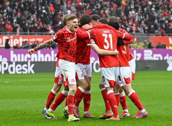 Fussball - 2. Bundesliga - Saison 2025 26 1. FC Kaiserslautern 14.02.2026 Fritz-Walter-Stadion 1. FC Kaiserslautern (fck) - SpVgg Greuther Fürth (fue) Jubel nach dem 1:0: li: Norman BASSETTE (1. FC Kaiserslautern) 1. FC Kaiserslautern