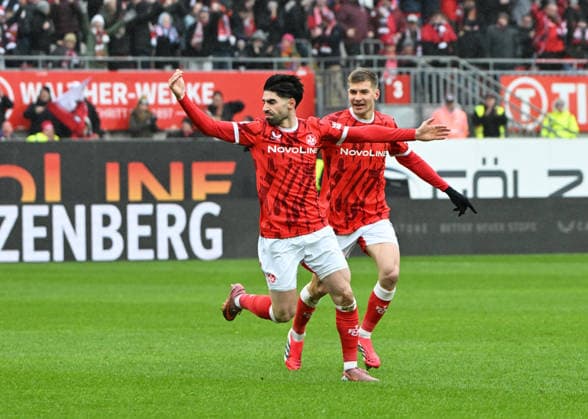 Fussball - 2. Bundesliga - Saison 2025 26 1. FC Kaiserslautern 14.02.2026 Fritz-Walter-Stadion 1. FC Kaiserslautern (fck) - SpVgg Greuther Fürth (fue) Semih SAHIN (1. FC Kaiserslautern), li, nach seinem Tor, re: Paul JOLY(1. FC Kaiserslautern) 1. FC Kaiserslautern