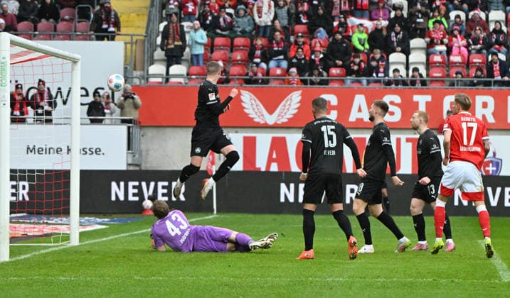 Fussball - 2. Bundesliga - Saison 2025 26 1. FC Kaiserslautern 14.02.2026 Fritz-Walter-Stadion 1. FC Kaiserslautern (fck) - SpVgg Greuther Fürth (fue) Tor für den FCK, Semih SAHIN (1. FC Kaiserslautern) per Kopfball 1. FC Kaiserslautern