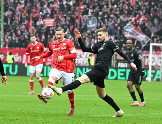 Fussball - 2. Bundesliga - Saison 2025 26 1. FC Kaiserslautern 14.02.2026 Fritz-Walter-Stadion 1. FC Kaiserslautern (fck) - SpVgg Greuther Fürth (fue) Marlon RITTER (1. FC Kaiserslautern), li - Jannik DEHM (SpVgg Fürth) 1. FC Kaiserslautern