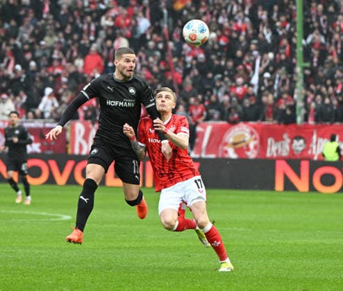 Fussball - 2. Bundesliga - Saison 2025 26 1. FC Kaiserslautern 14.02.2026 Fritz-Walter-Stadion 1. FC Kaiserslautern (fck) - SpVgg Greuther Fürth (fue) Jan ELVEDI (SpVgg Fürth), li - Norman BASSETTE (1. FC Kaiserslautern) 1. FC Kaiserslautern