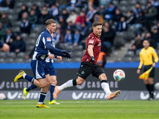 Fussball, Herren, Saison 2025 2026, 2. Bundesliga (22. Spieltag), Hertha BSC - Hannover 96, v.l. Michael Cuisance (Hertha BSC), Enzo Leopold (Hannover), 14.02. 2026,