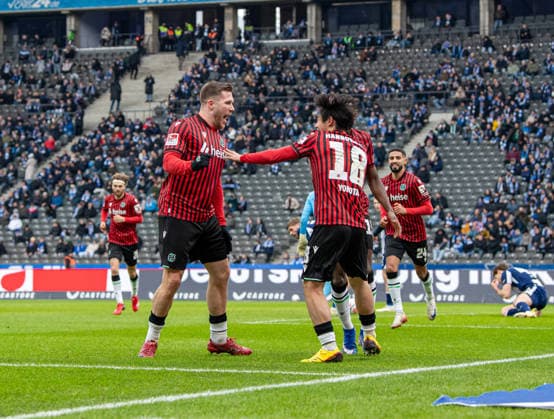 Fussball, Herren, Saison 2025 2026, 2. Bundesliga (22. Spieltag), Hertha BSC - Hannover 96, v.l. Benjamin Källman (Hannover), Daisuke Yokota (Hannover), Jubel nach Tor zum 0:2, 14.02. 2026,