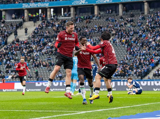 Fussball, Herren, Saison 2025 2026, 2. Bundesliga (22. Spieltag), Hertha BSC - Hannover 96, v.l. Benjamin Källman (Hannover), Noel Aseko (Hannover), Daisuke Yokota (Hannover), Jubel nach Tor zum 0:2, 14.02. 2026,